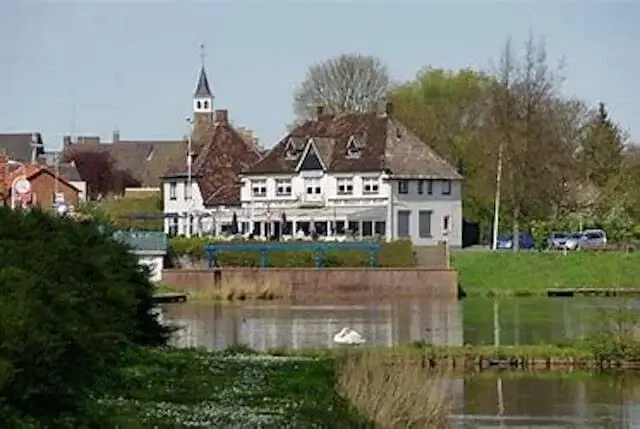kleine kreek with in the background restaurant mia's
