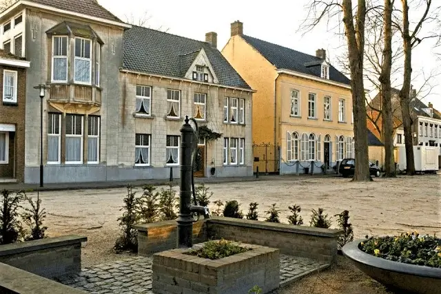 Pomp op de Markt statue on the village sqaure