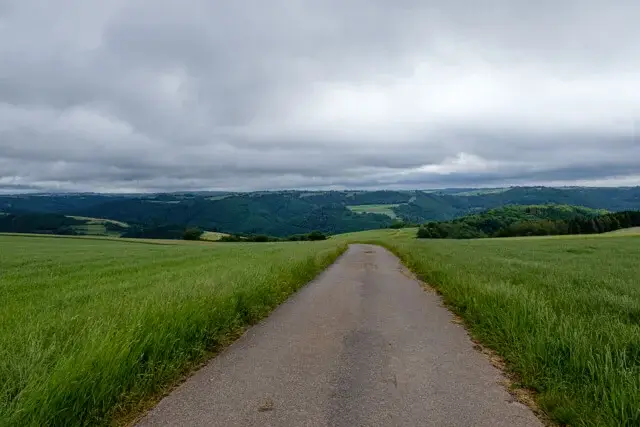 walking streath ahaed on the plateau of walhausen