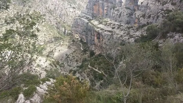 Via de Moorse trappen naar de Cova Santa