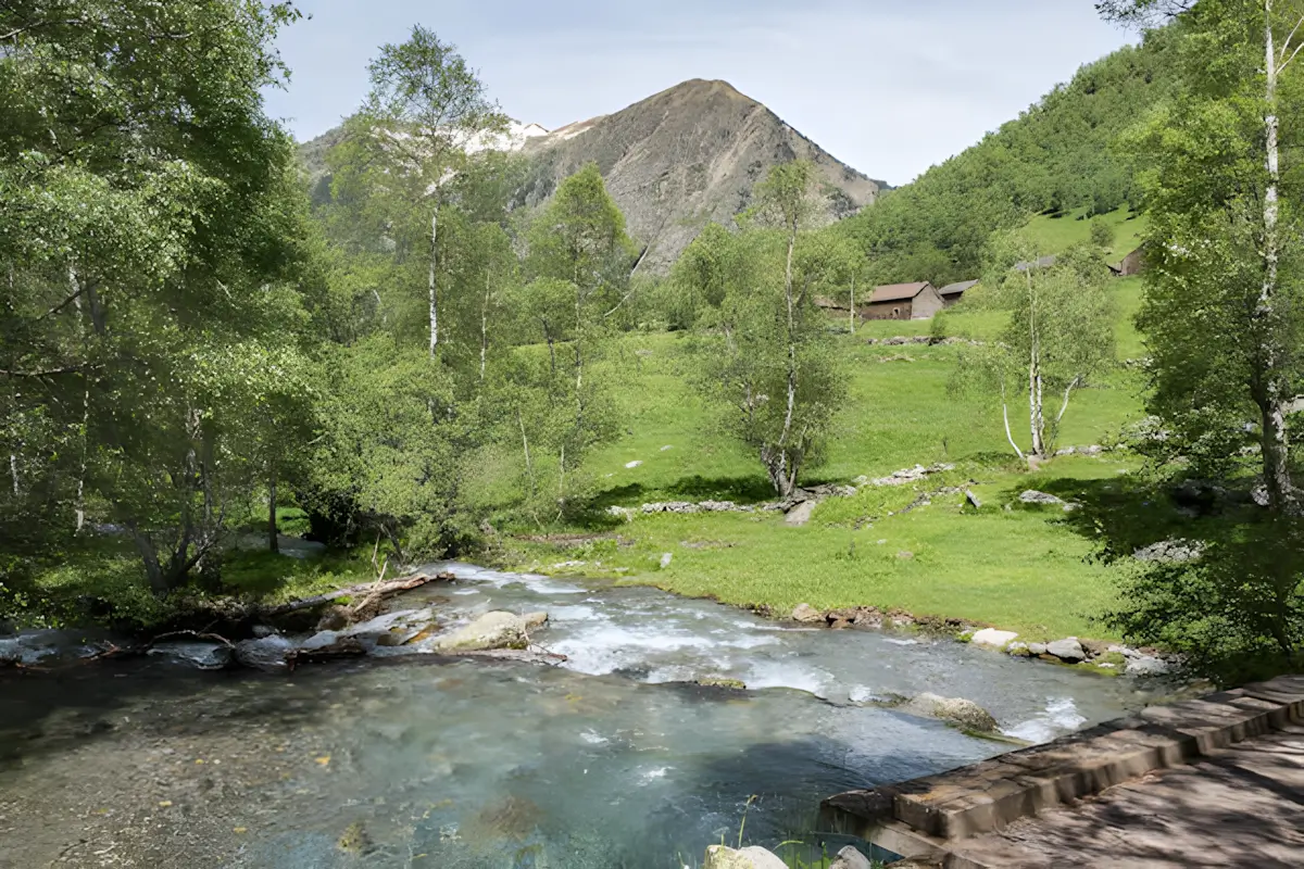 zicht op bordes de noarre en de Noarre rivier