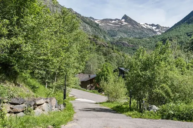 zicht op een spitse bergtop vanaf de camping