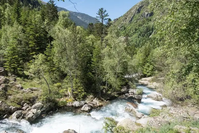 sterke stroming op de Lladore rivier