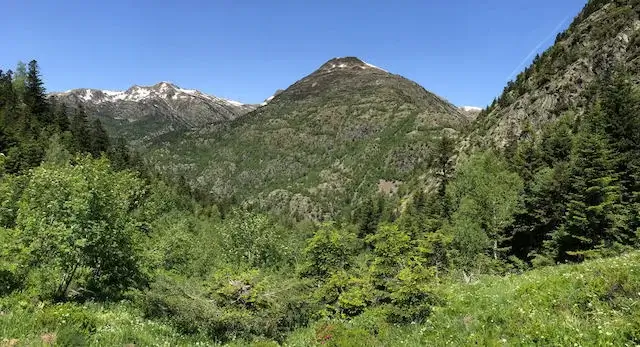 mooi uitzicht op de bergen in de omgeving