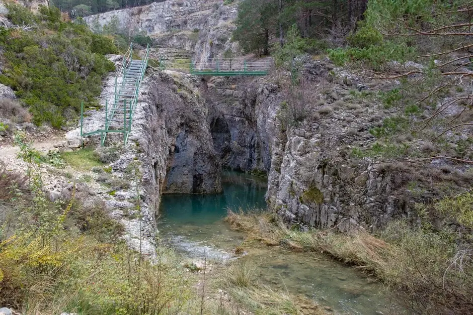 metalen trappen en brugje over de kloof van los arcos