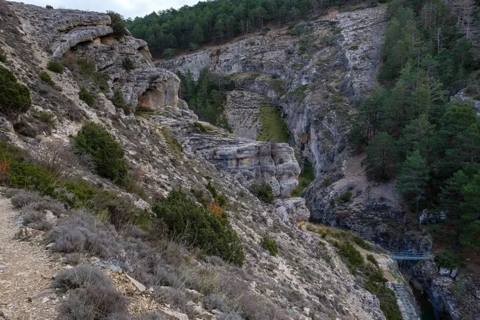 pad hoog boven de kloof van los arcos