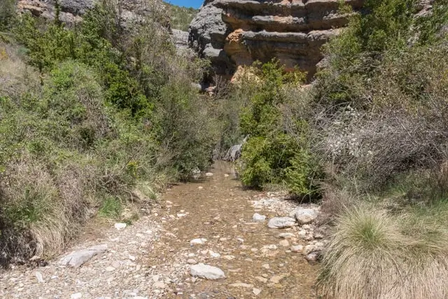 door de kloof van een klein riviertje