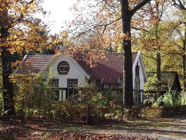 voormalige boswachterswoning in de bunthorst
