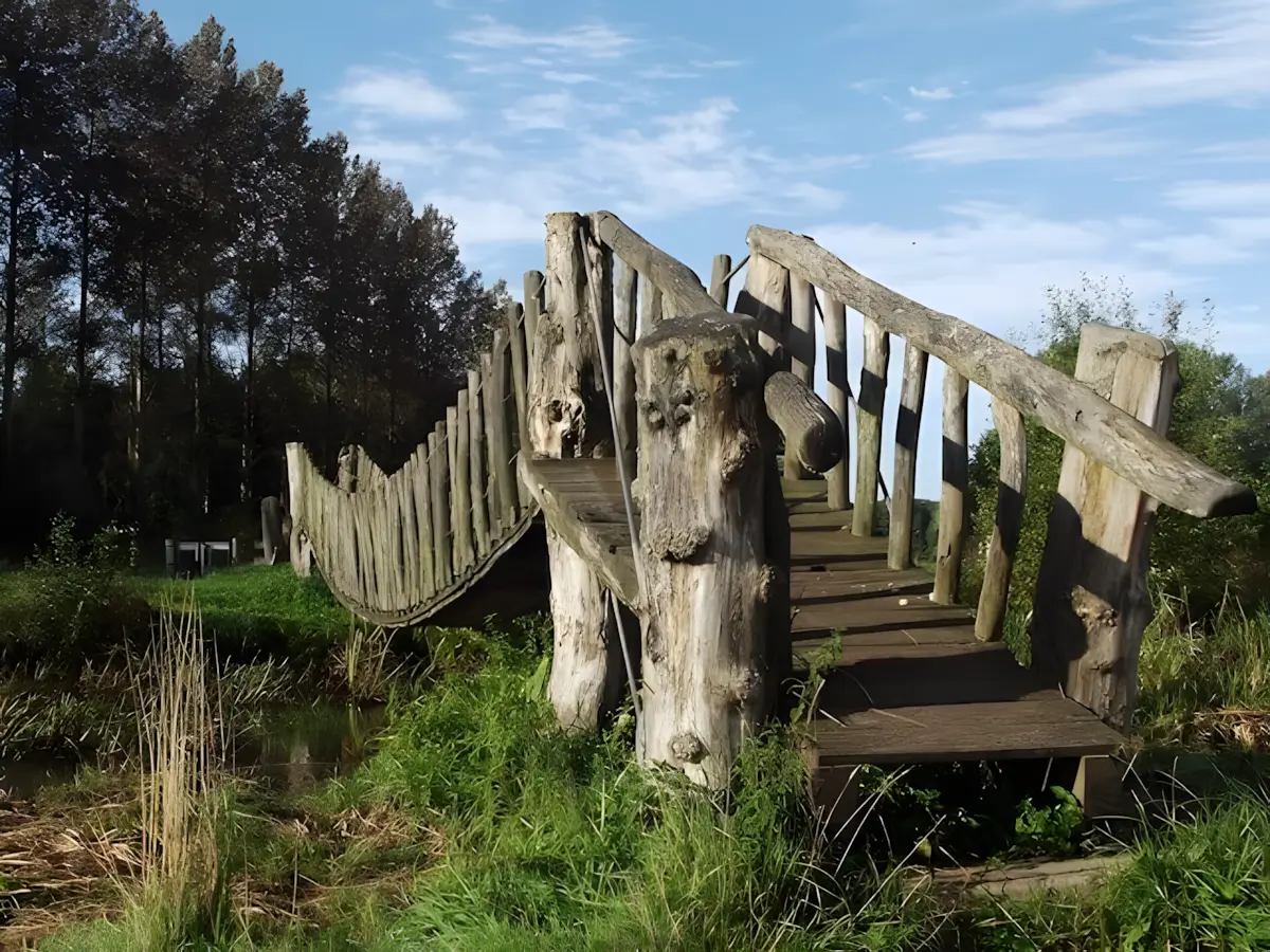 hangbrug over de beerze op landgoed baest