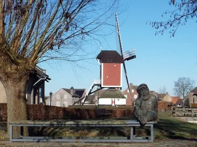 de korenbloem molen gezien vanaf de watermolen