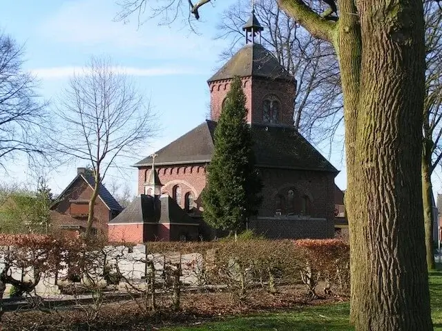 kleine kapel herbouwd in 1688 naast de grote kapel in 1909