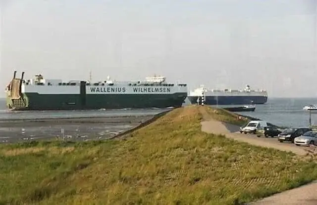 schepen op de westerschelde aan de promenade van terneuzen