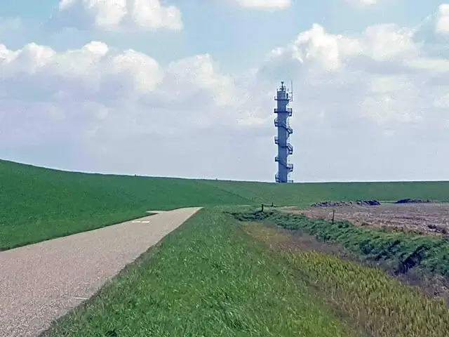 westerscheldedijk met op de achtergrond de radartoren