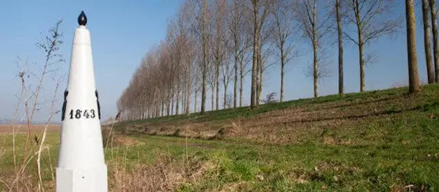 grenspaal aan de koningsdijk
