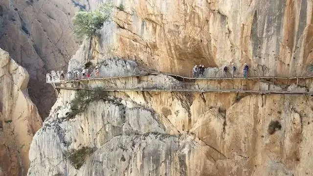 zicht op de loopbruggen van de caminito del rey