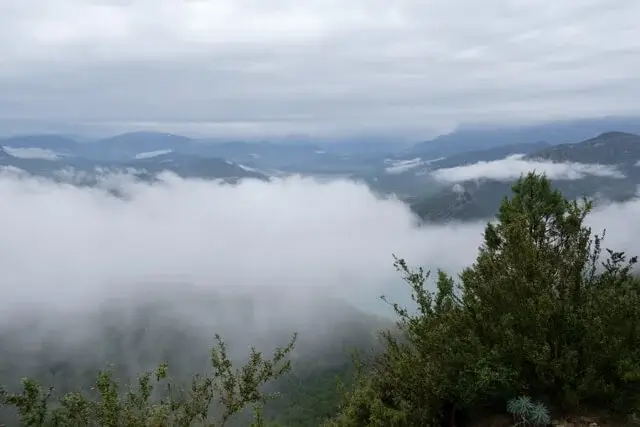 laag wolkendek over de kloof van entremon