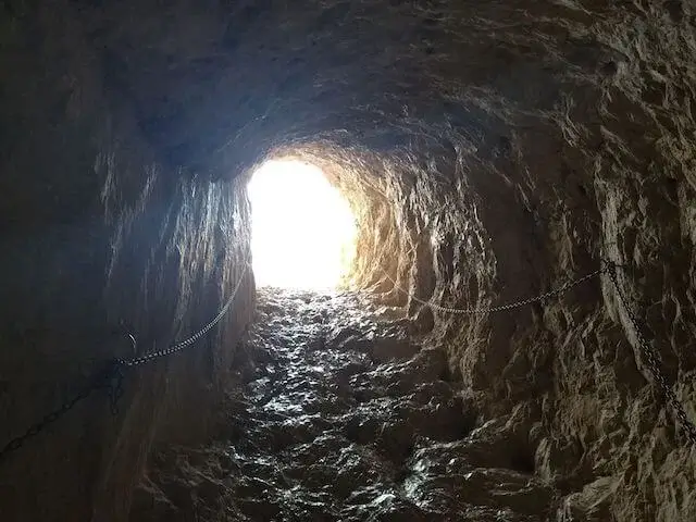 tunnel beveiligd met kettingen