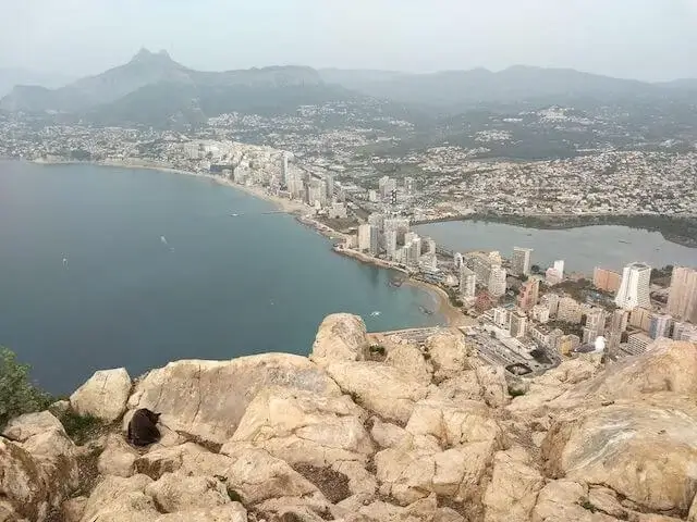 uitzicht vanop de top met op de achtergrond calpe