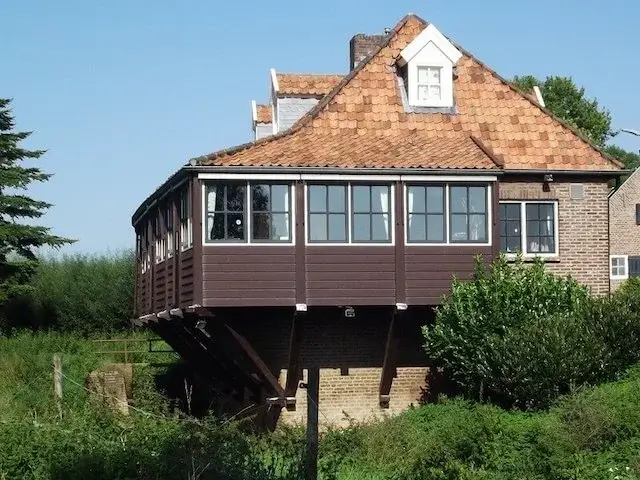 watermolen omgebouwd tot woonhuis