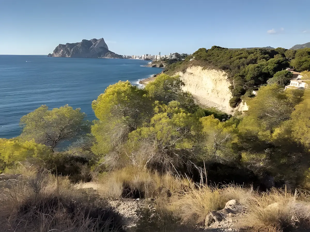 zicht op Calp en de befaamde rots Peñón de Ifach