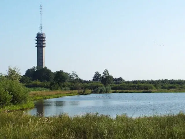 uitzicht op de zendtoren vanop de groene dijk