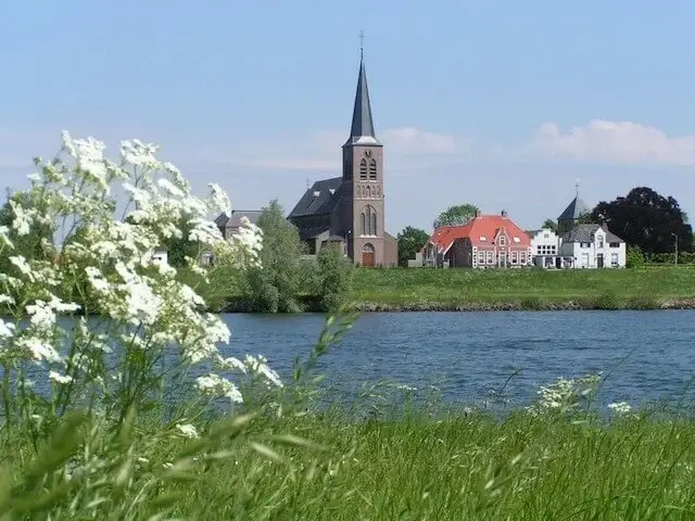 aan de overkant het plaatsje batenburg