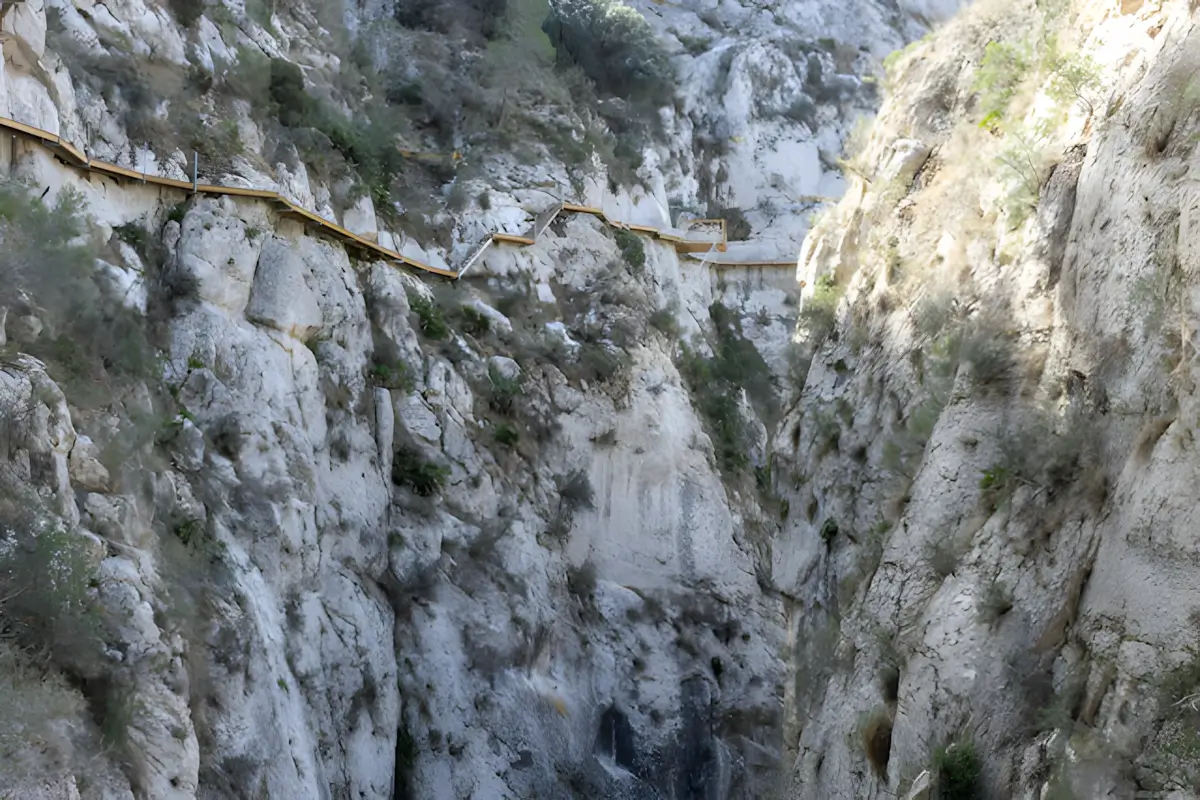 Pasarela de la presa de Relleu