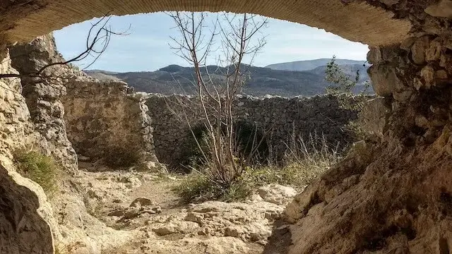 zicht vanuit de grot op de kraal