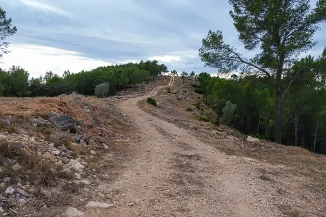 onverharde weg op de kam van de Racó de Puig