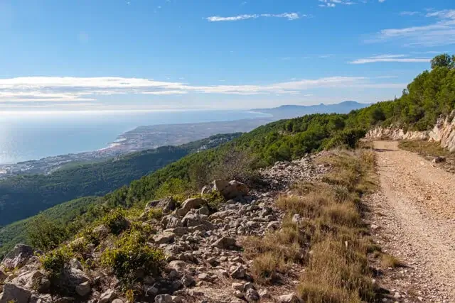 onverharde panoramische weg langs de kam