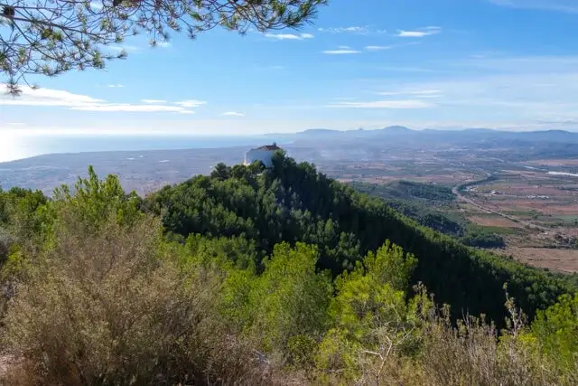 fenomenaal uitzicht op de de Plana Alta met de Ermita de Santa Lucia in de verte