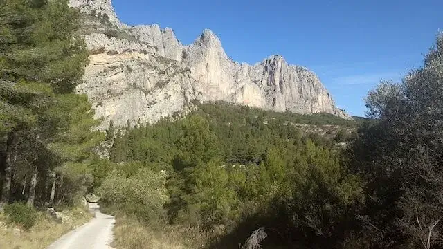 pad met zicht op de bergpieken