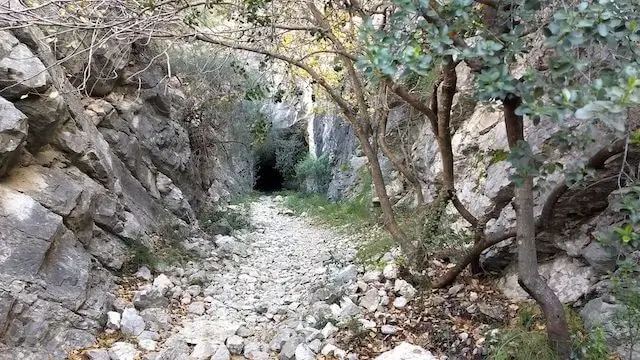 ingang van de tunnel naar de presa d'imbert