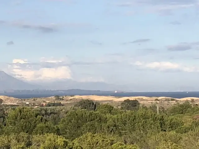 in de verte zicht op duinen en de zee