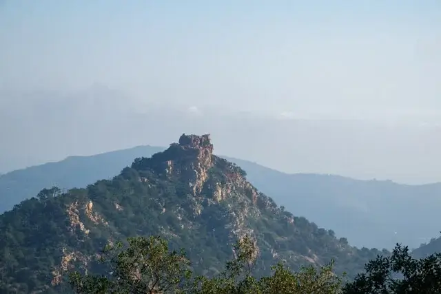 in de verte de ruïnes van het Castell de Castro
