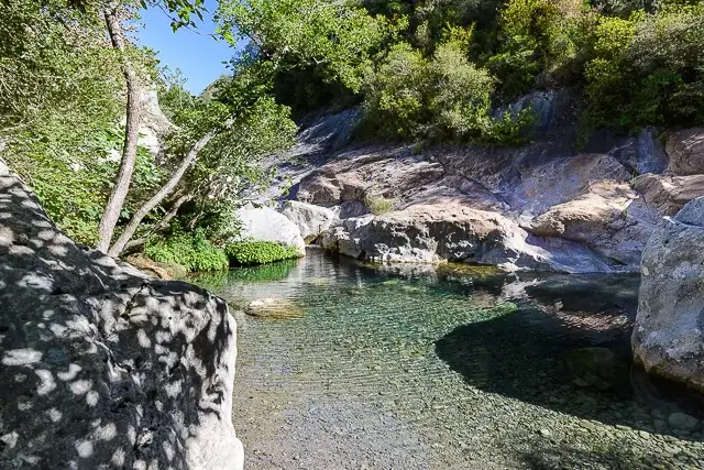 prachtige kleuren aan de sant aniol rivier