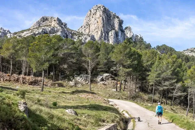 mooie onverharde weg met op de achtergrond een mooie berg