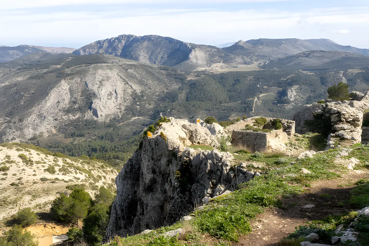 Penya El Castellet met de ruïnes van een moors kasteel