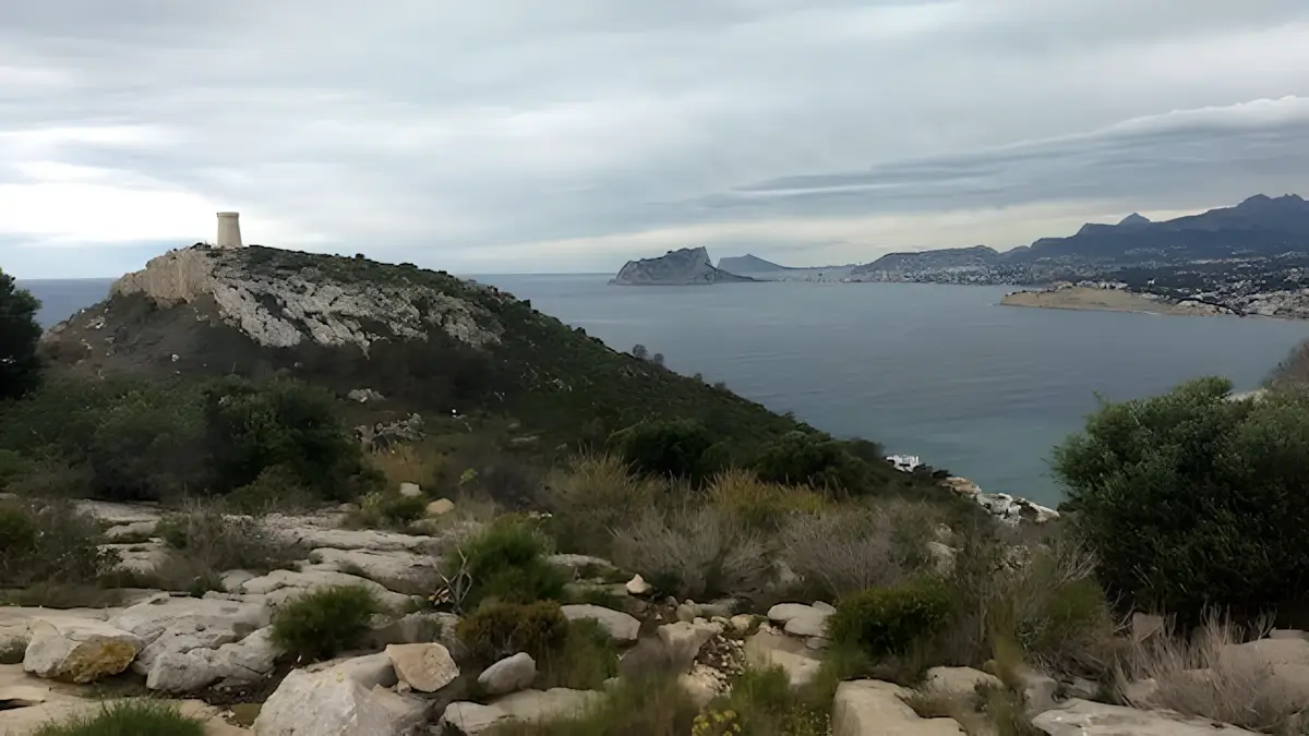zicht op de zee en de uitkijktoren van moraira