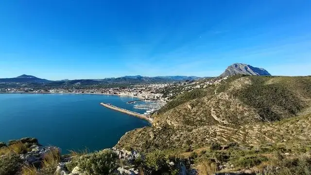 To the lighthouse and the windmills of La Plana