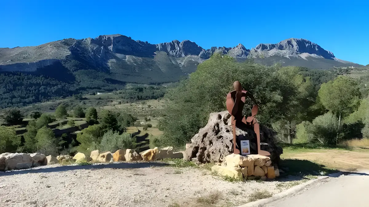 kunstwerk op wandeling in de omgeving van pinos aan de sierra de bernia