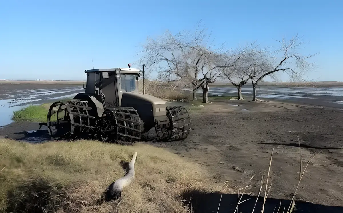 tractor met typische wielen in het natuurpark marjal de pejo-oliva