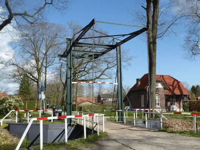brugje met op de achtergrond een apostelwoning