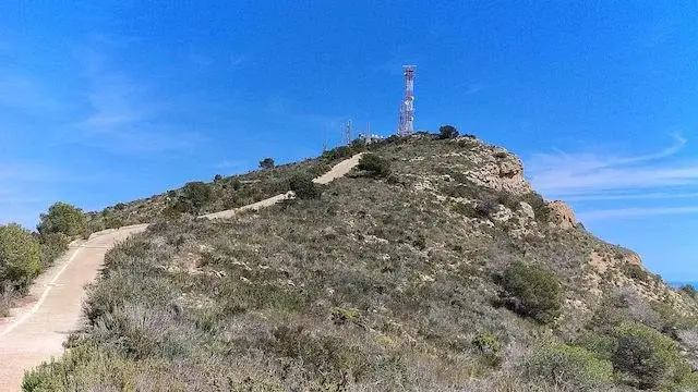 pad naar de antenne op de top van één van de zeven heuvels