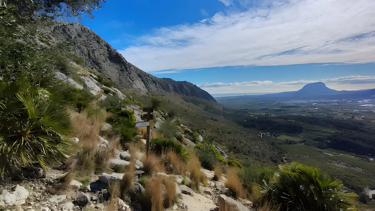 mooi uitzicht op de sierra de Segària en de iconische berg montgo in de verte