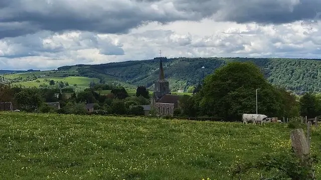 uitzicht op de heuvels met in de verte de kerk van rendeux
