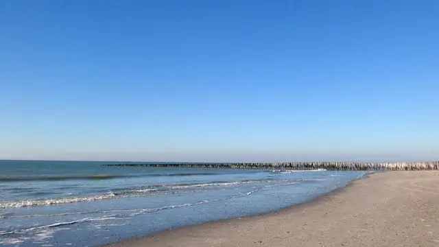 verlaten strand